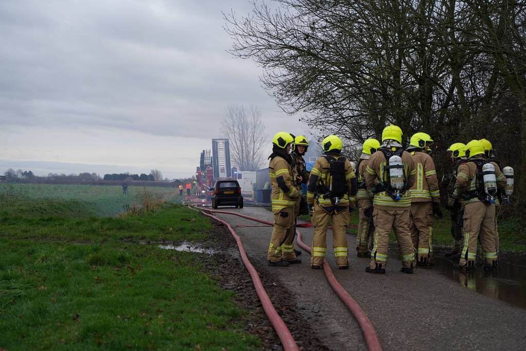Grote uitslaande brand verwoest schuur