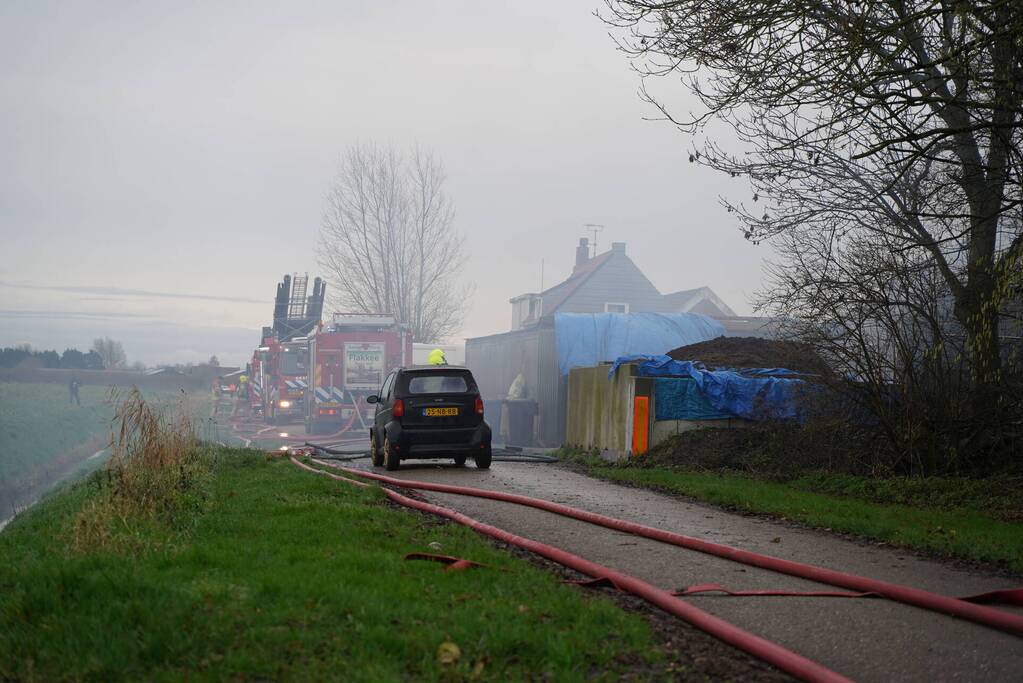 Grote uitslaande brand verwoest schuur