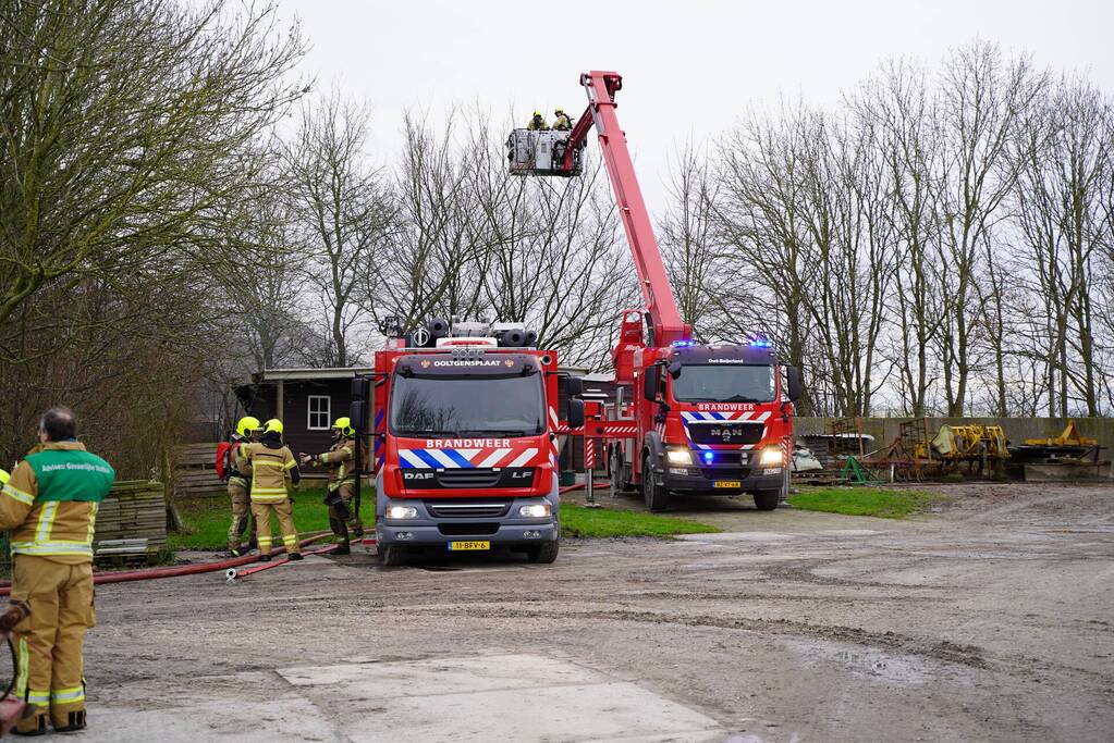 Grote uitslaande brand verwoest schuur