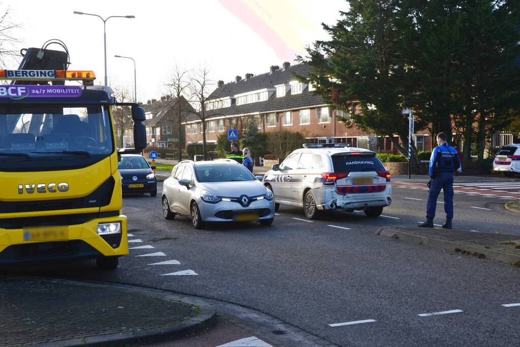Auto van handhaving betrokken bij botsing