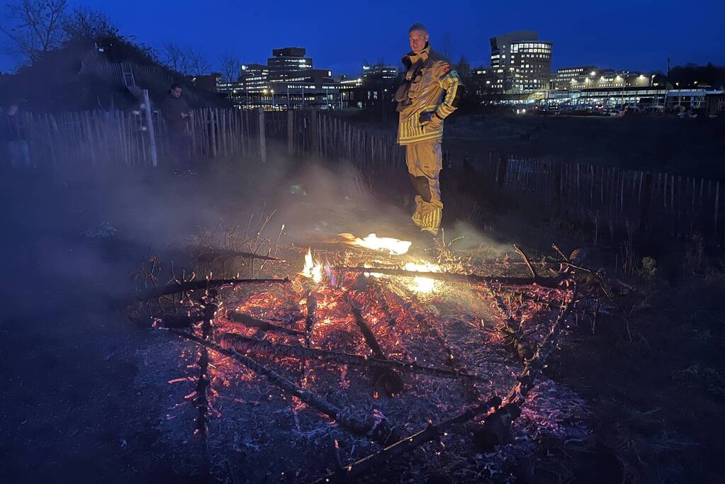 Stapel kerstbomen verwoest door brand