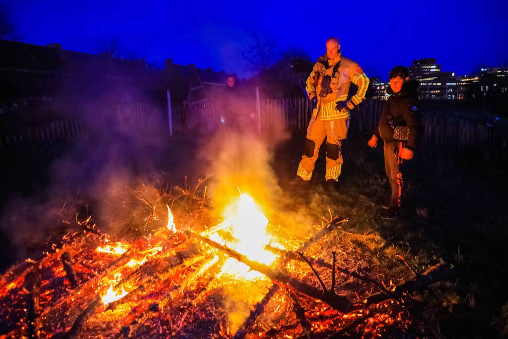 Stapel kerstbomen verwoest door brand