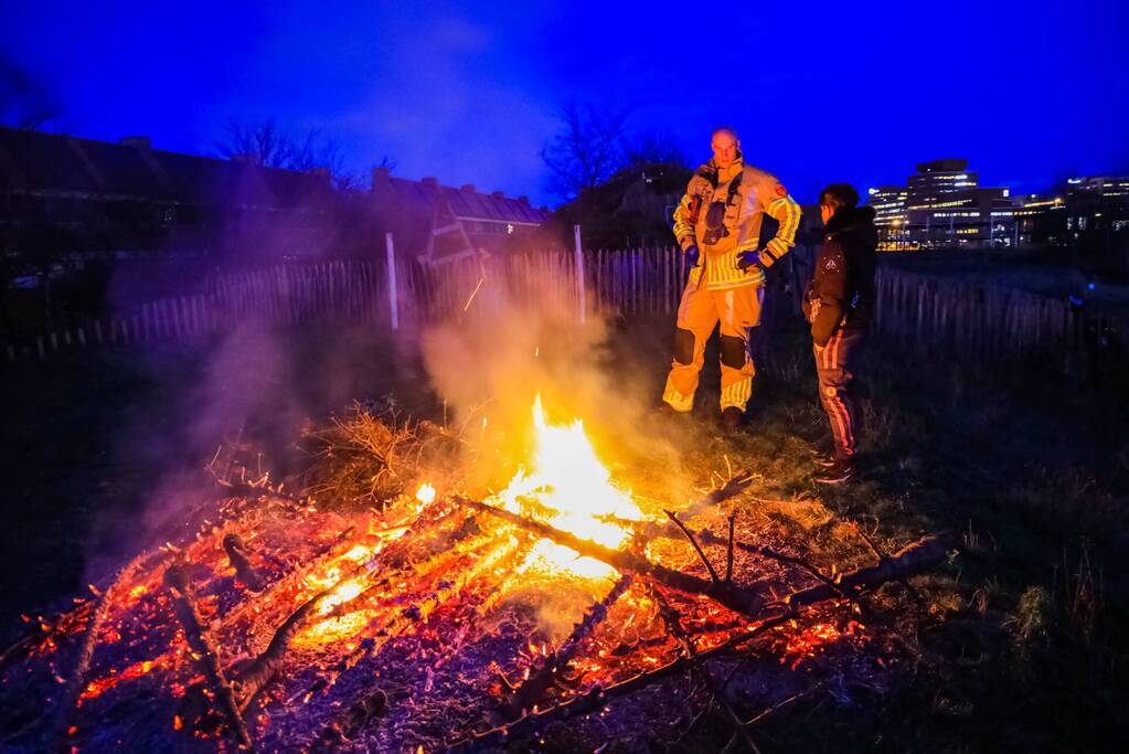 Stapel kerstbomen verwoest door brand