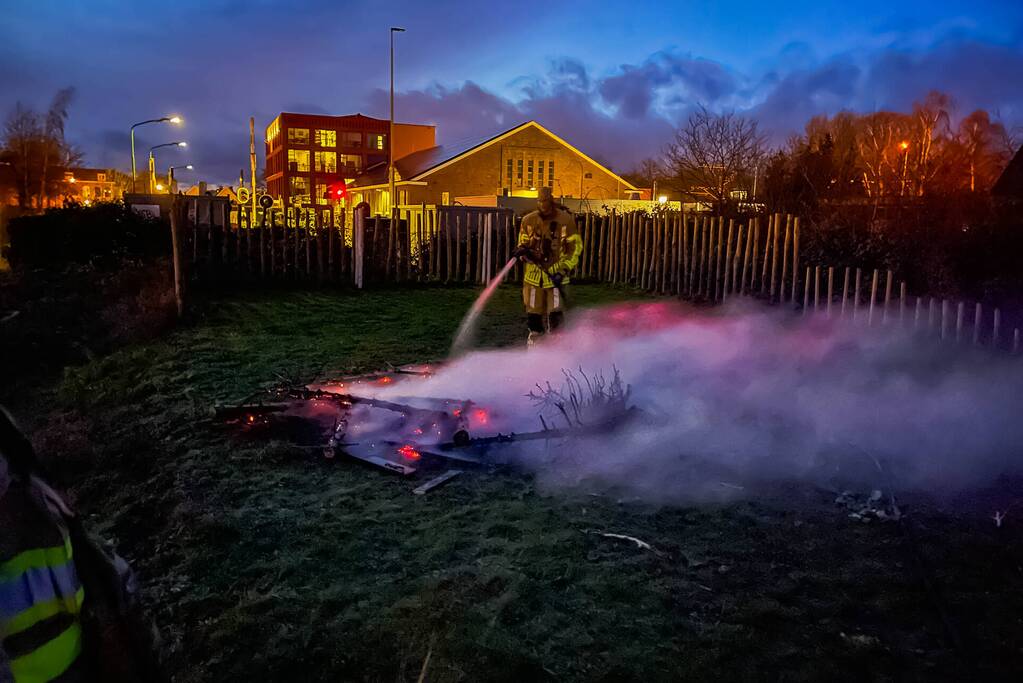Stapel kerstbomen verwoest door brand