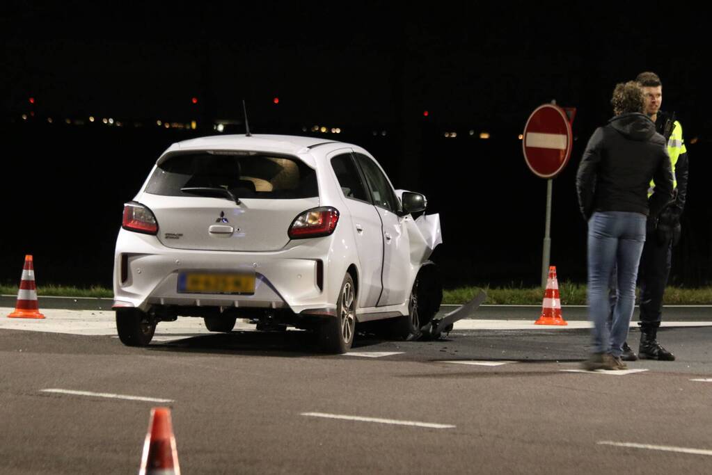 Botsing tussen twee auto's onderaan snelweg