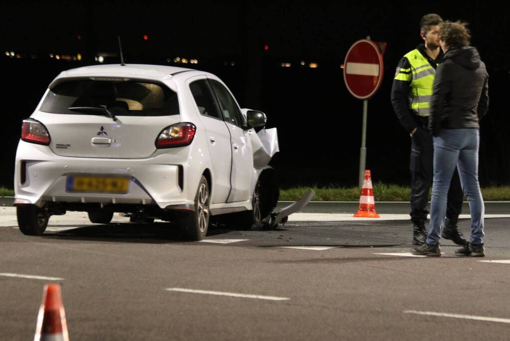 Botsing tussen twee auto's onderaan snelweg