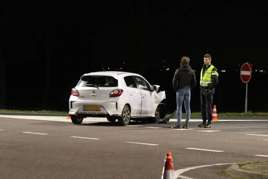 Botsing tussen twee auto's onderaan snelweg
