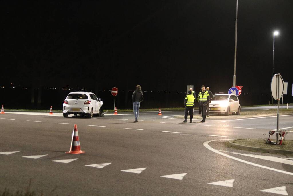 Botsing tussen twee auto's onderaan snelweg