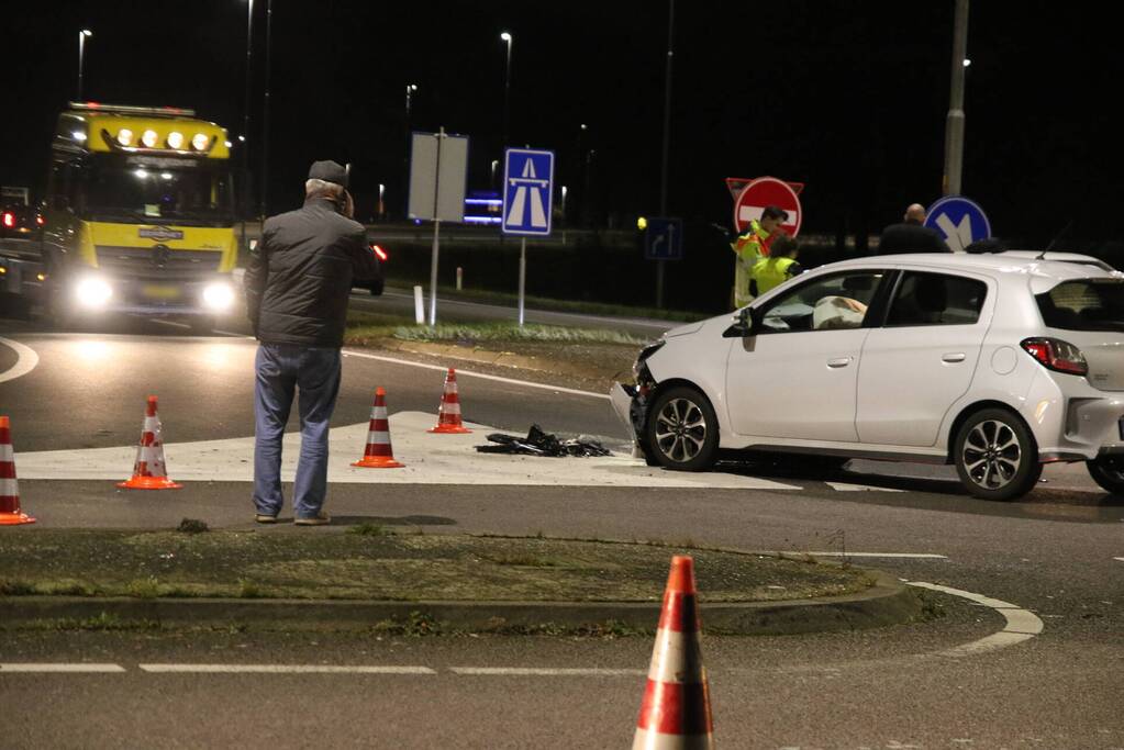 Botsing tussen twee auto's onderaan snelweg