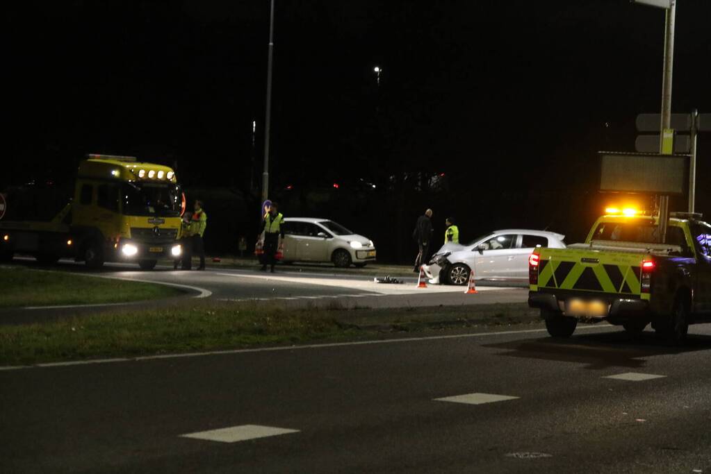 Botsing tussen twee auto's onderaan snelweg