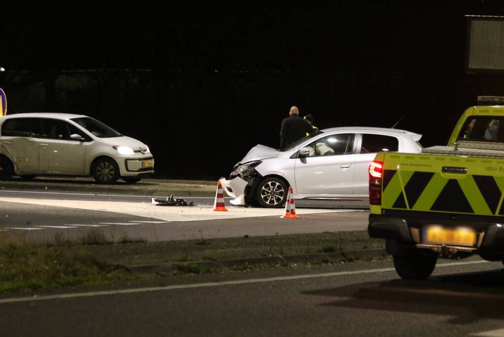 Botsing tussen twee auto's onderaan snelweg