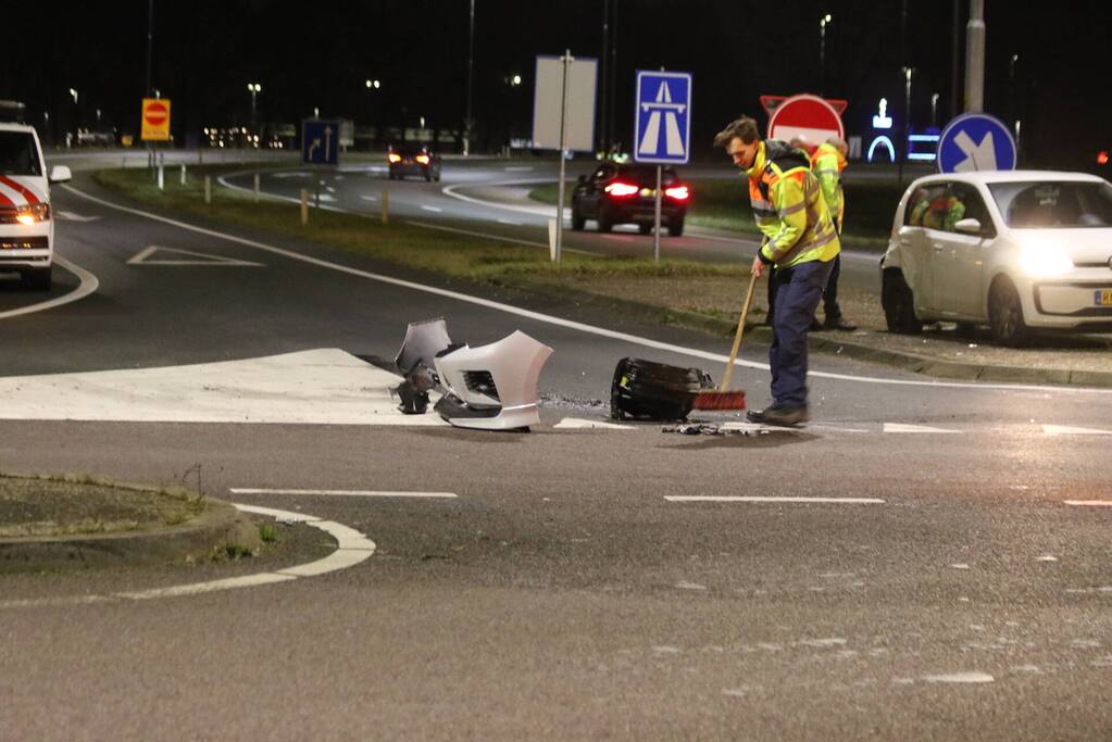 Botsing tussen twee auto's onderaan snelweg