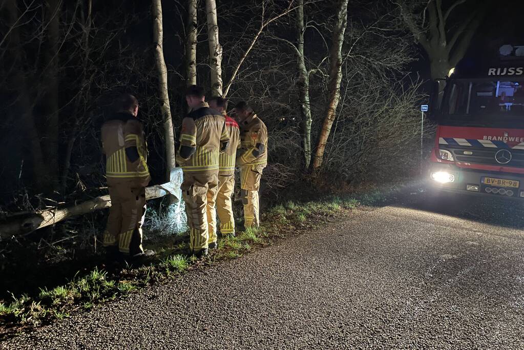 Weg geblokkeerd door omgevallen boom