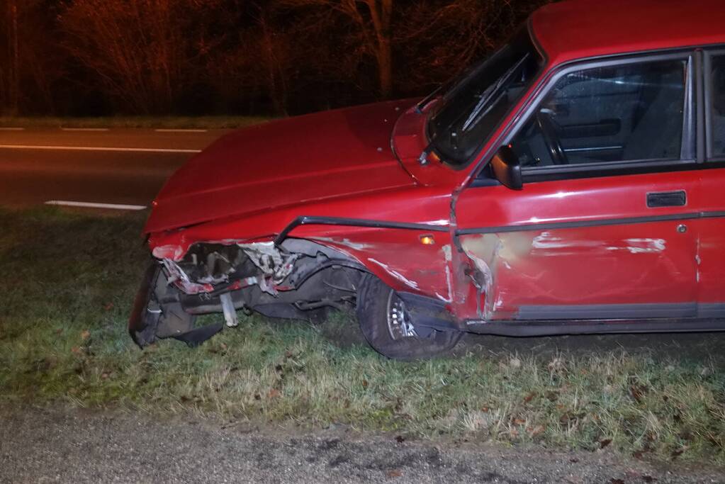 Auto botst op brugleuning