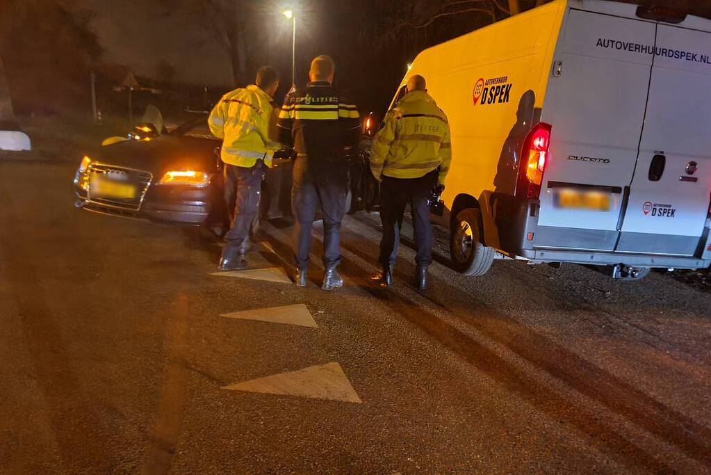 Auto en bestelbus in botsing op kruising