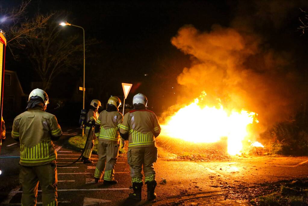 Grote hoop met tuinafval in brand