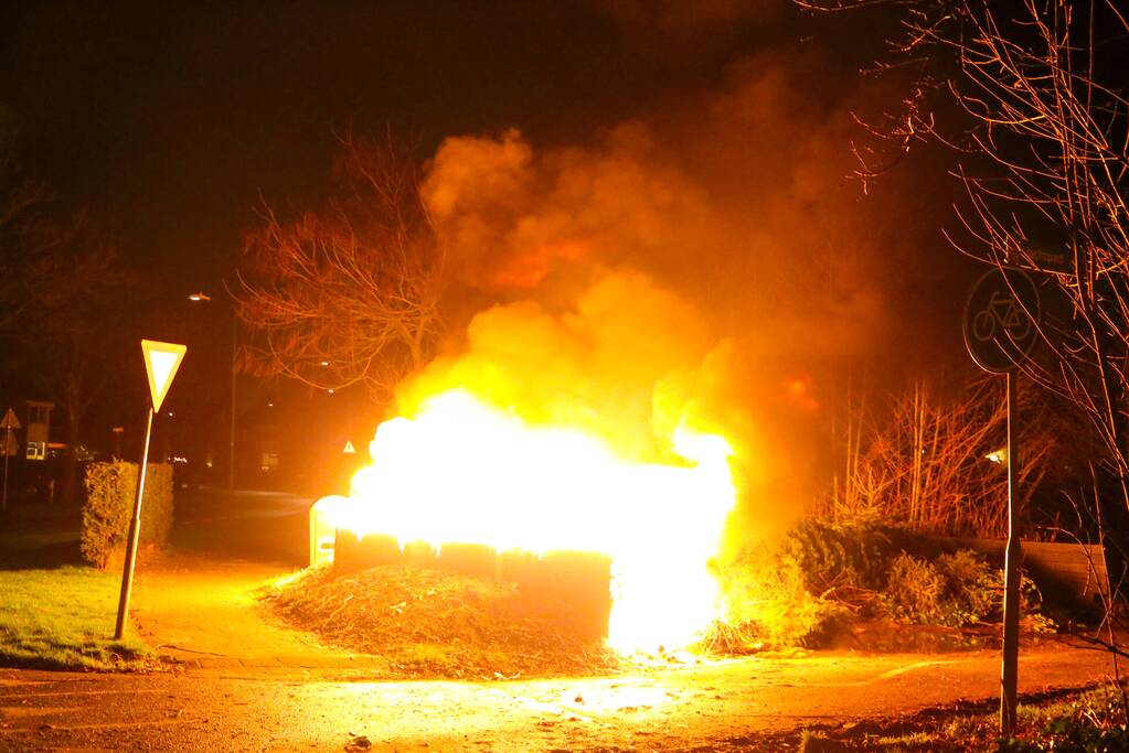 Grote hoop met tuinafval in brand