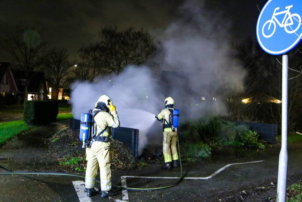 Grote hoop met tuinafval in brand