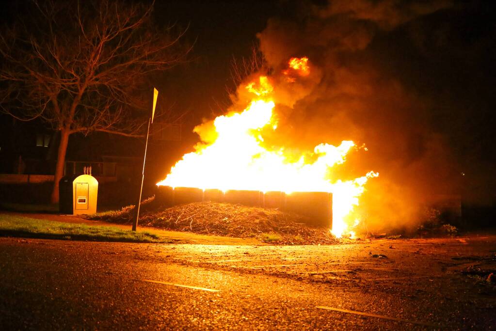 Grote hoop met tuinafval in brand