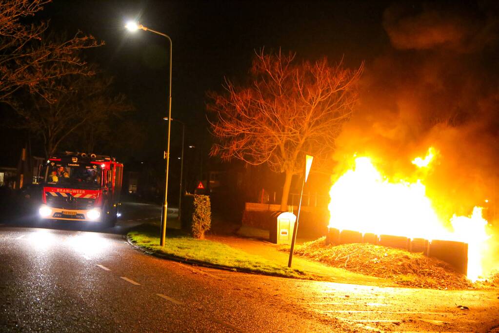 Grote hoop met tuinafval in brand