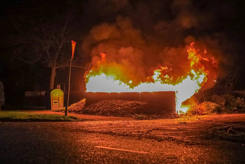 Grote hoop met tuinafval in brand