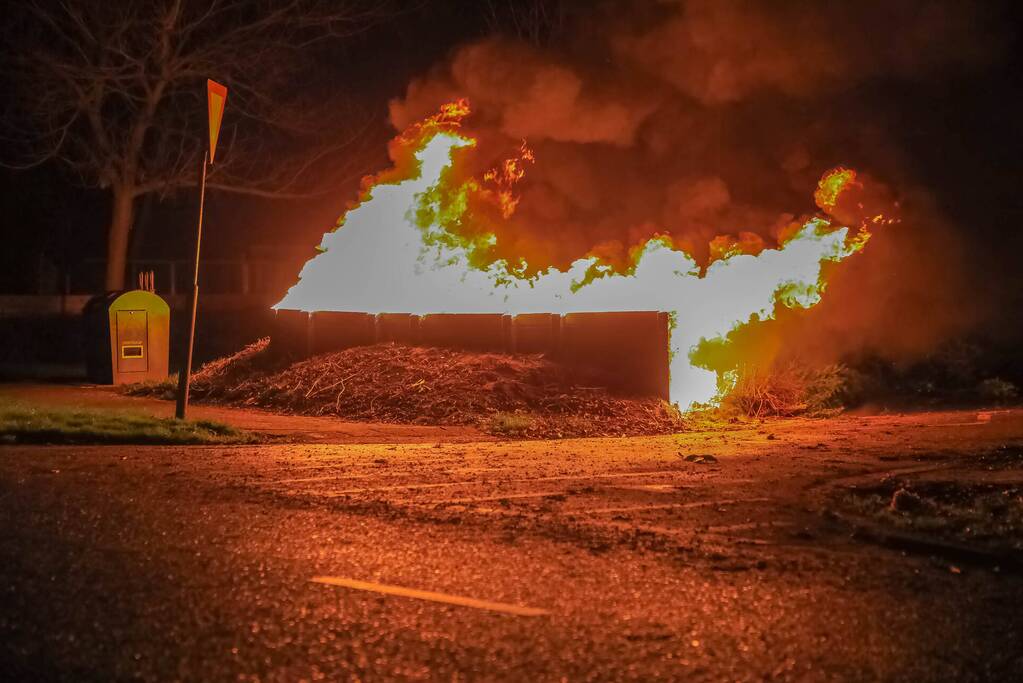 Grote hoop met tuinafval in brand