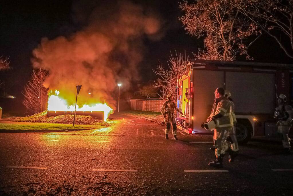 Grote hoop met tuinafval in brand