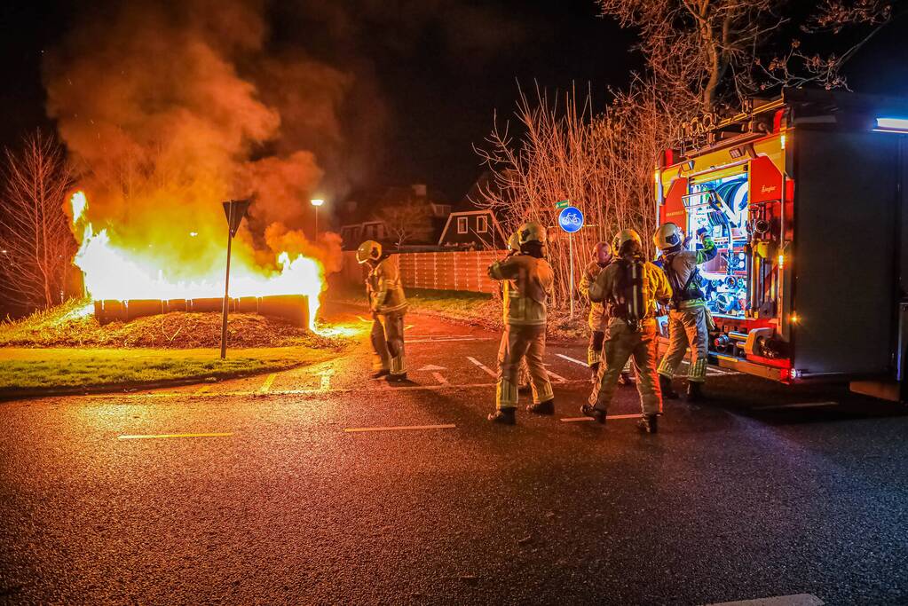 Grote hoop met tuinafval in brand