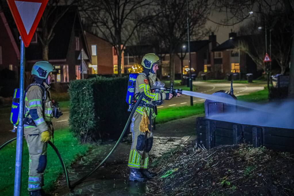 Grote hoop met tuinafval in brand