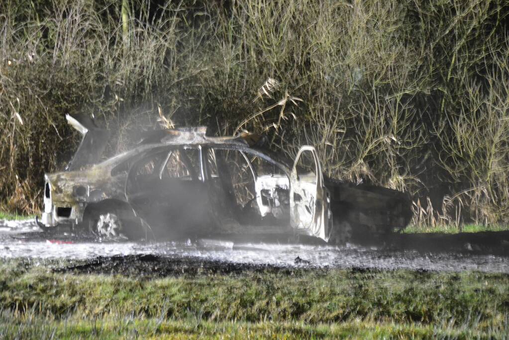 Auto volledige uitgebrand, bestuurder zwaargewond