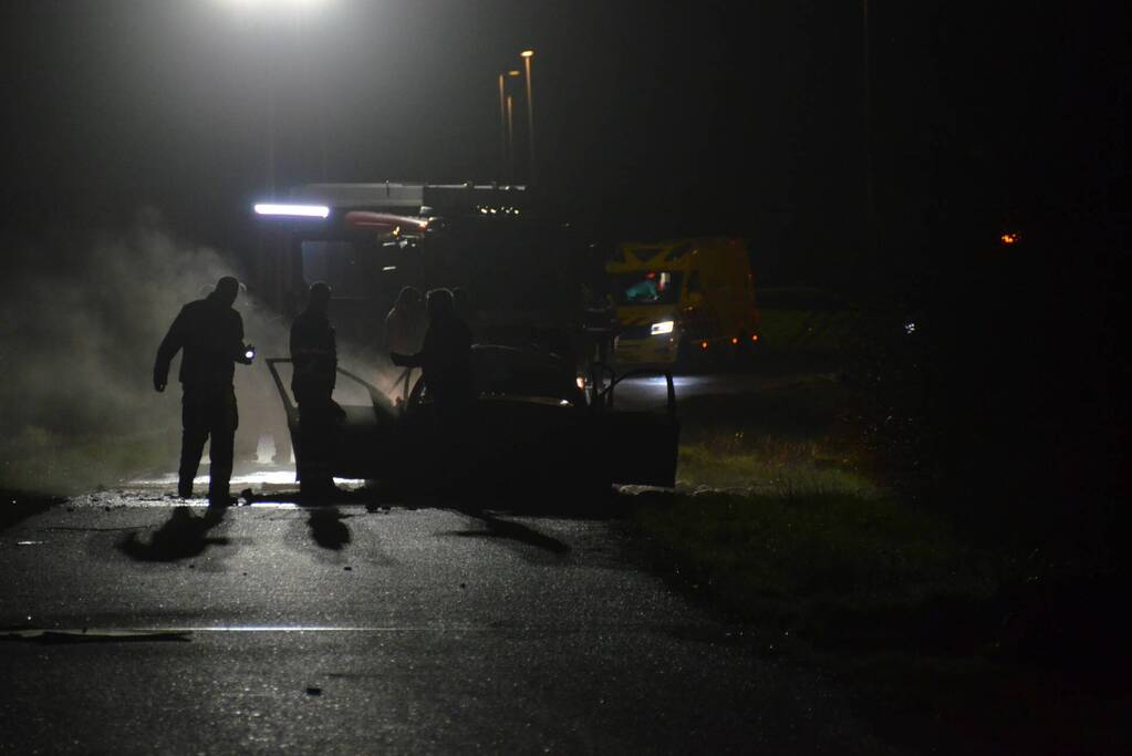 Auto volledige uitgebrand, bestuurder zwaargewond