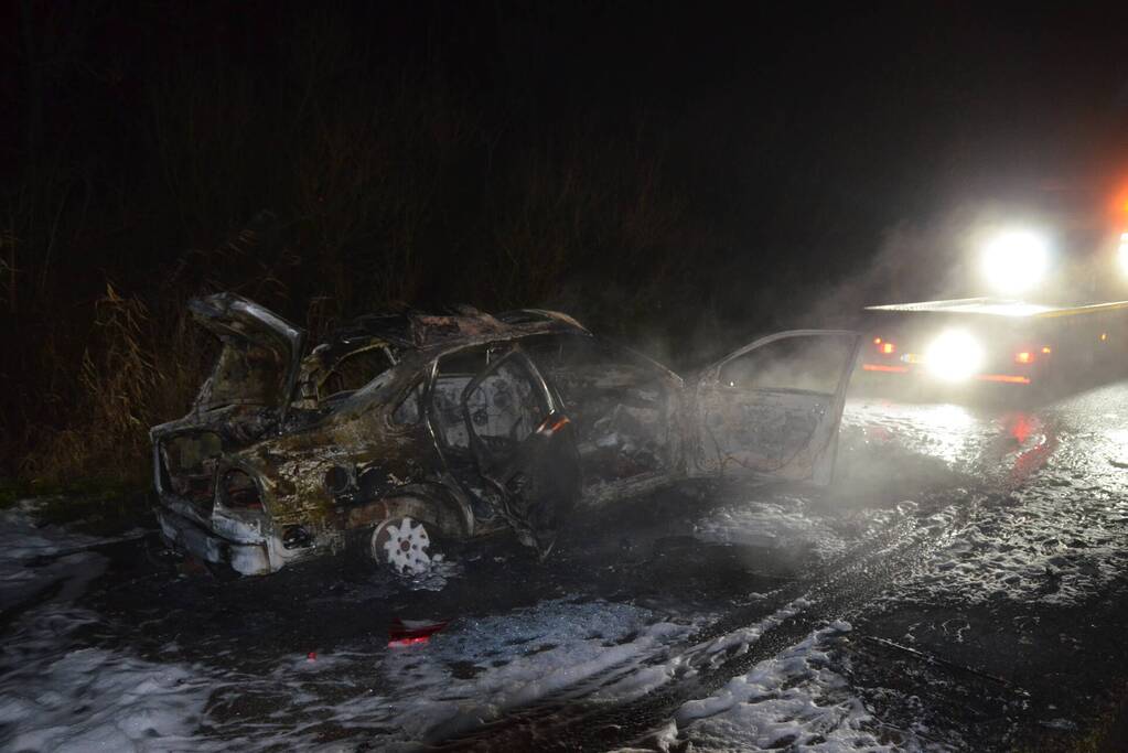 Auto volledige uitgebrand, bestuurder zwaargewond