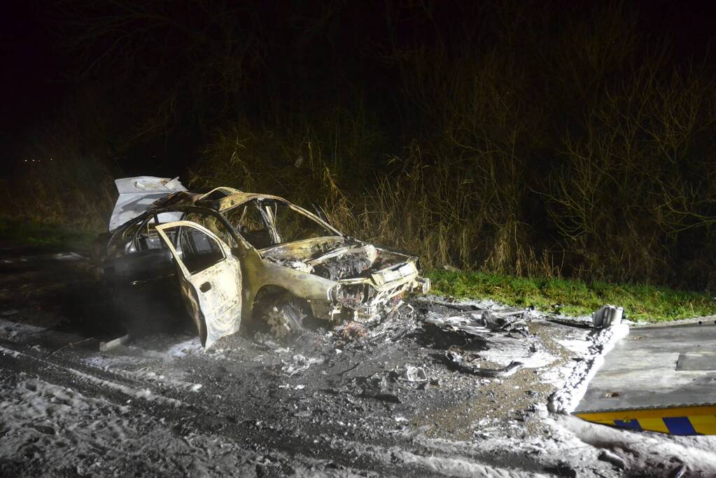 Auto volledige uitgebrand, bestuurder zwaargewond