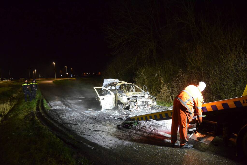 Auto volledige uitgebrand, bestuurder zwaargewond