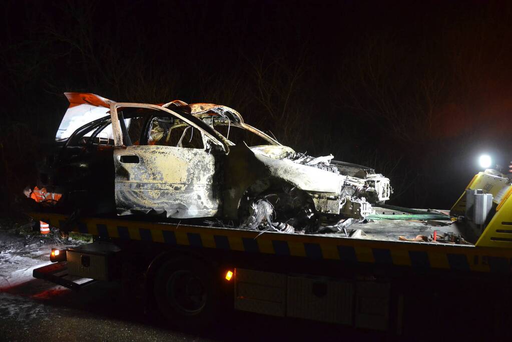 Auto volledige uitgebrand, bestuurder zwaargewond