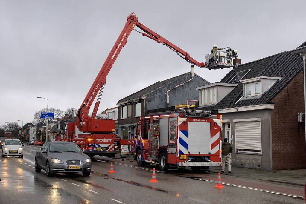 Brandweer controleert schoorsteen