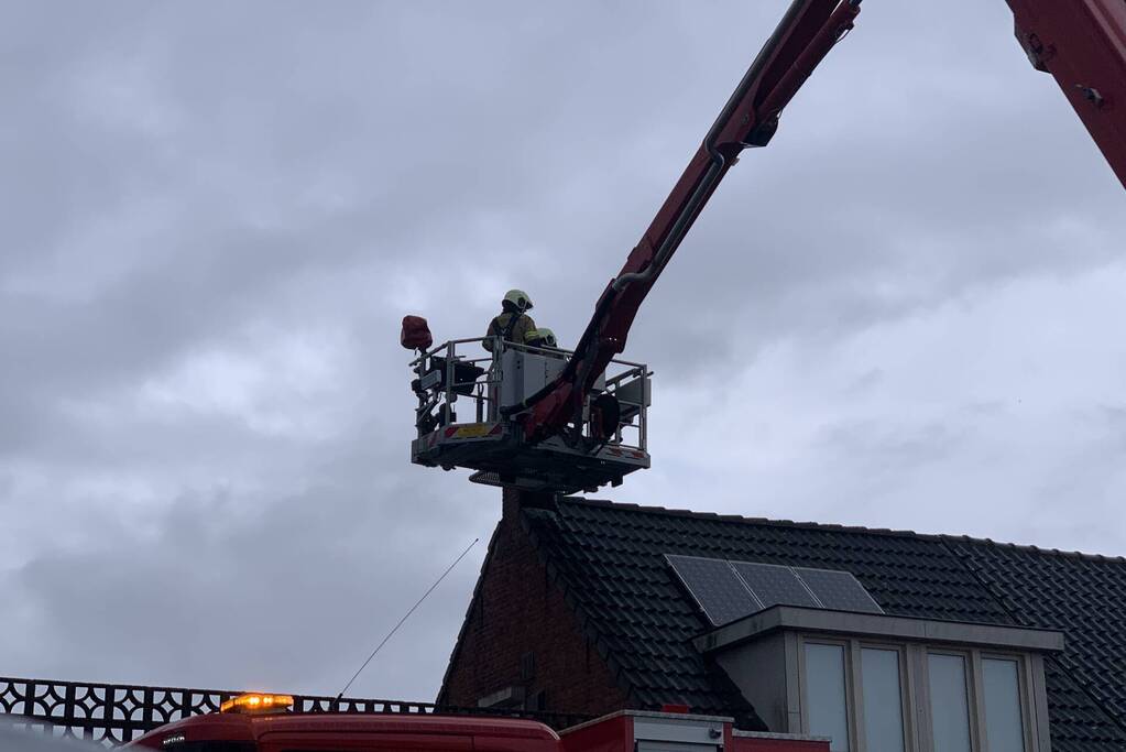 Brandweer controleert schoorsteen