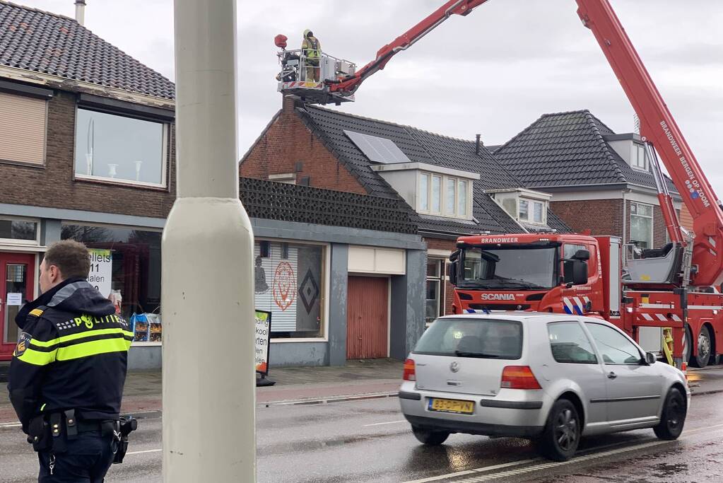 Brandweer controleert schoorsteen