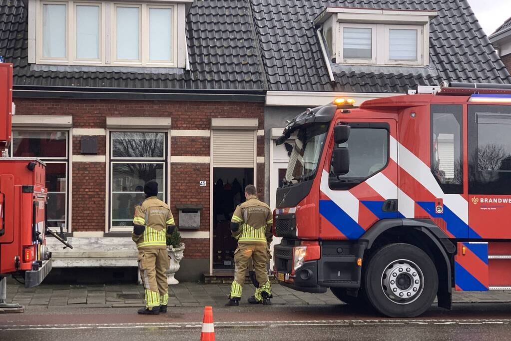 Brandweer controleert schoorsteen