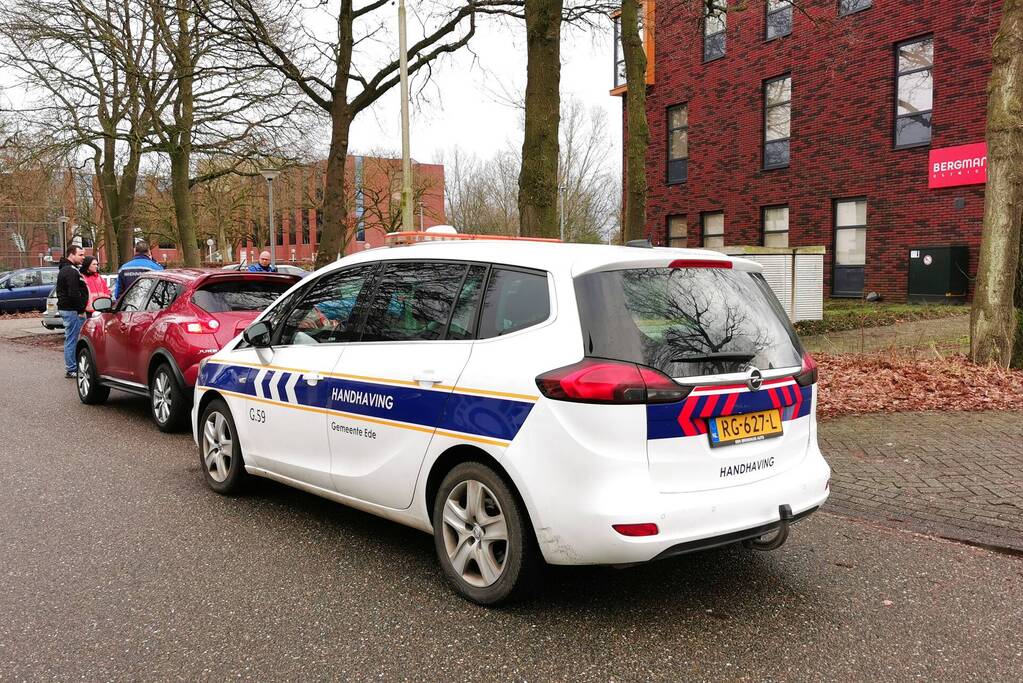 Handhavers halen gevonden lachgas tank op