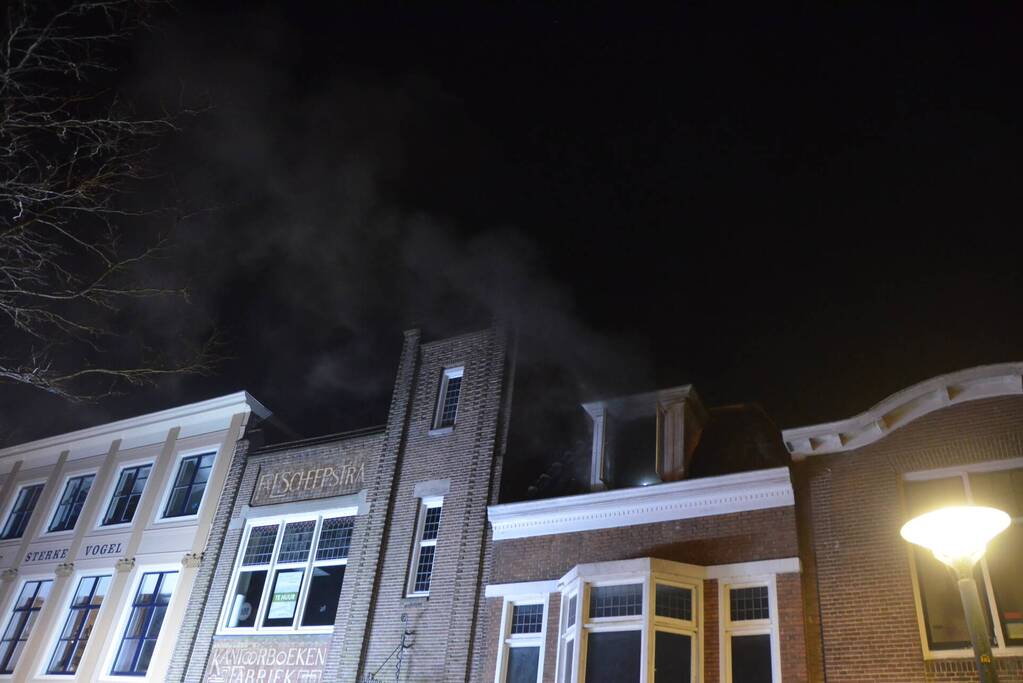 Flinke rookontwikkeling door brand in woning
