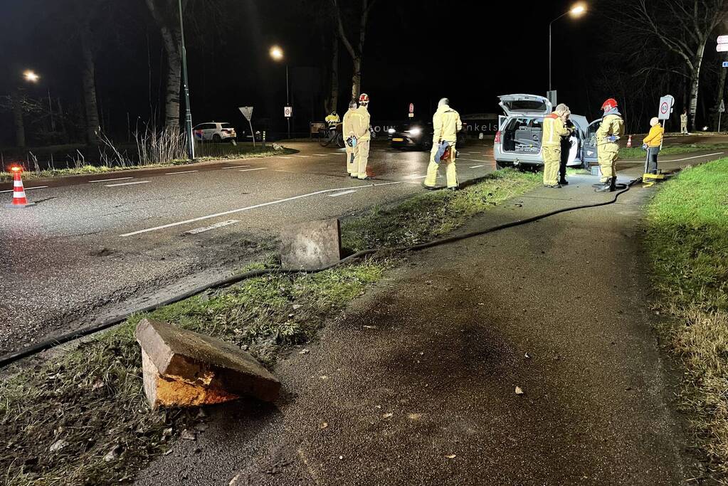 Maaltijdbezorger raakt met personenauto van de weg