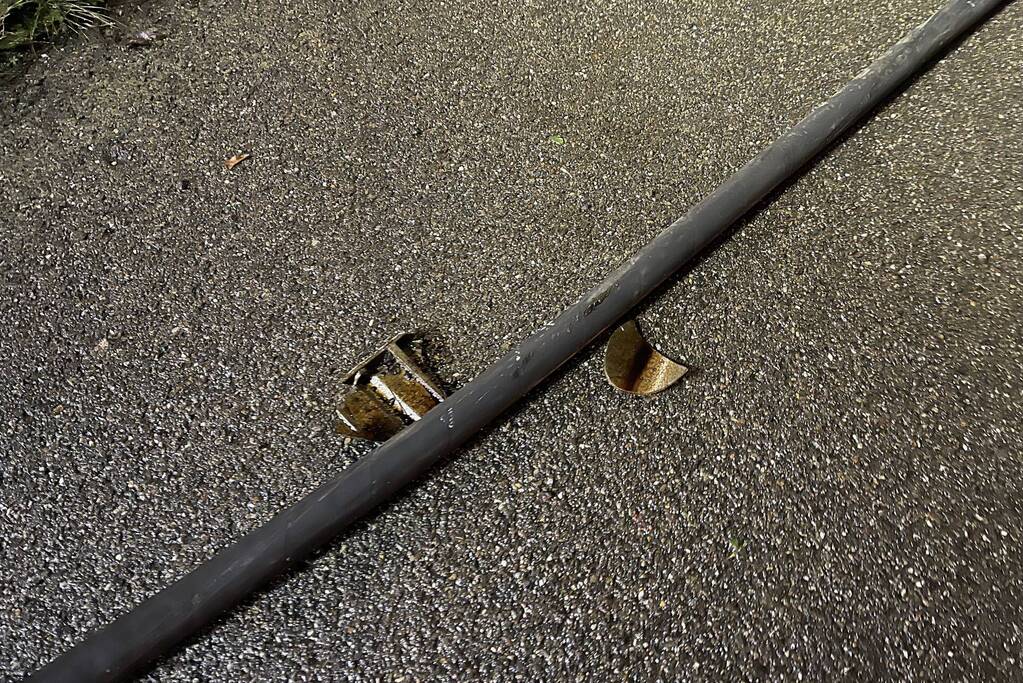 Maaltijdbezorger raakt met personenauto van de weg