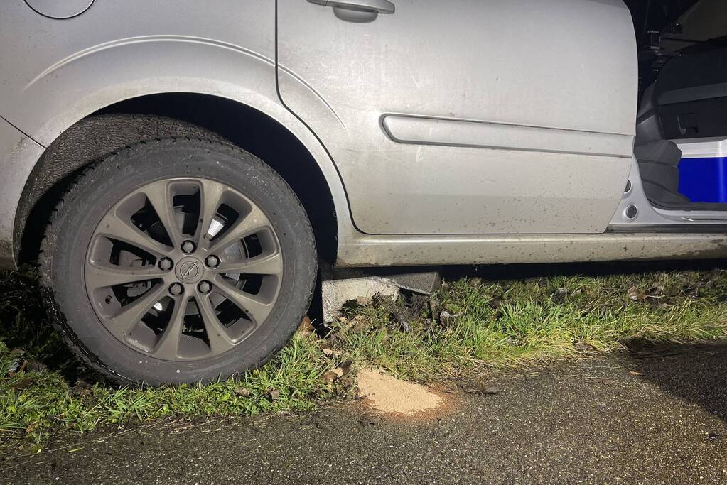 Maaltijdbezorger raakt met personenauto van de weg