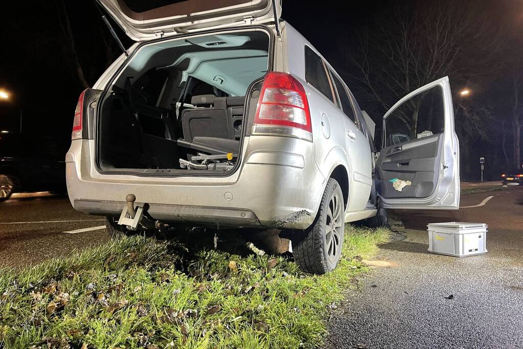 Maaltijdbezorger raakt met personenauto van de weg