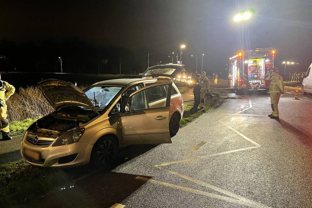 Maaltijdbezorger raakt met personenauto van de weg
