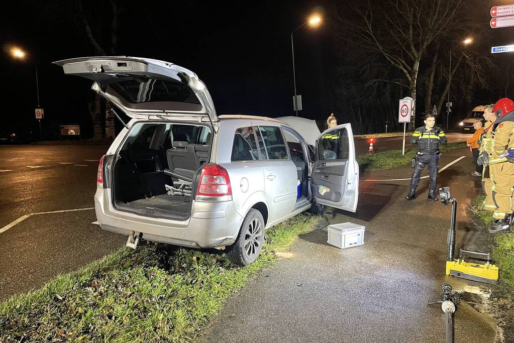 Maaltijdbezorger raakt met personenauto van de weg