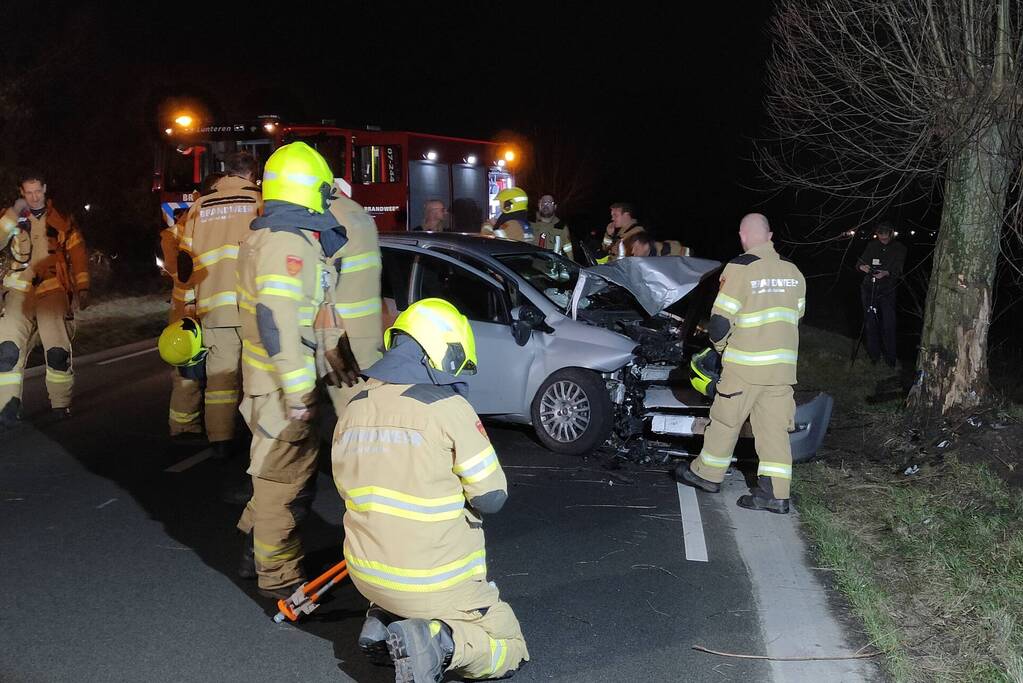 Flinke schade aan personenauto door botsing tegen boom