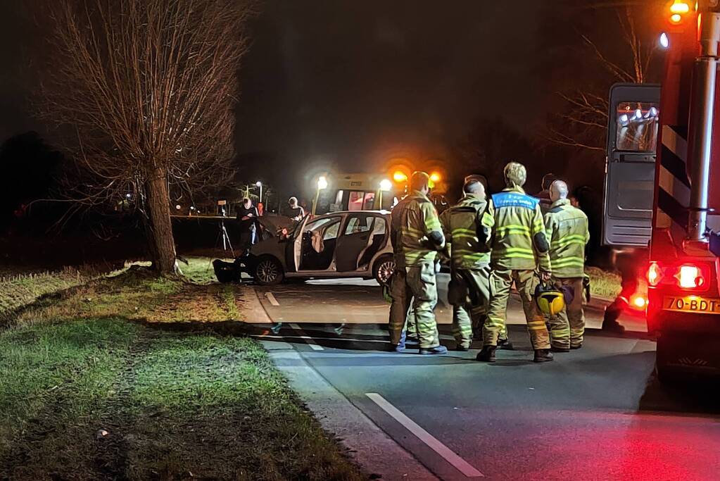 Flinke schade aan personenauto door botsing tegen boom