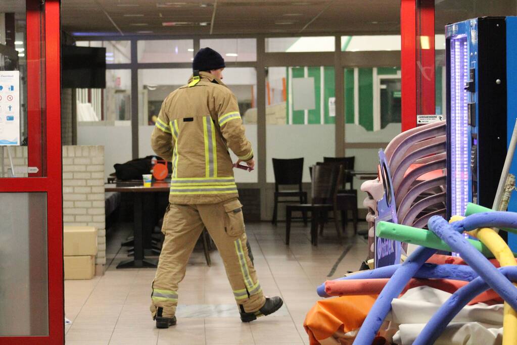 Brandweer pompt water uit kelder van zwembad Rivièrabad